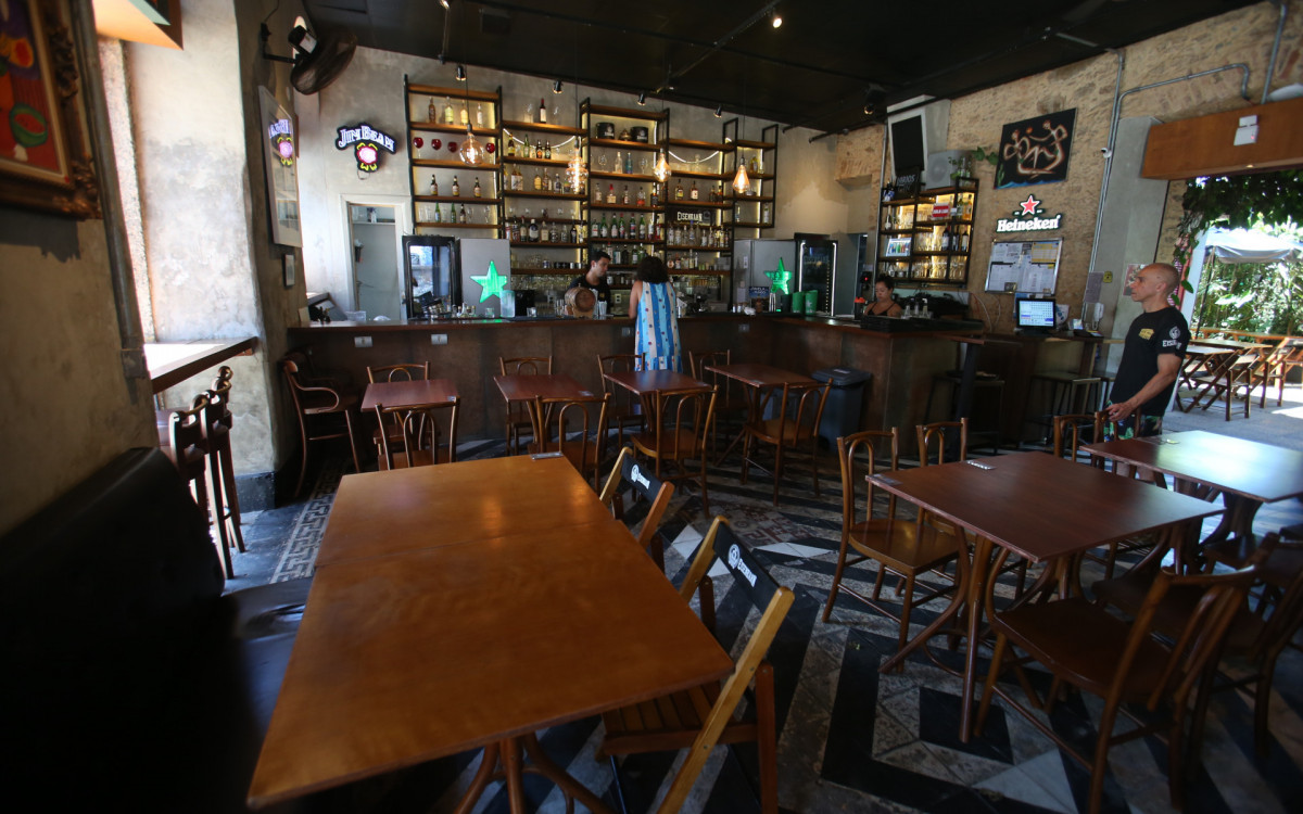 O bar afirmou que as placas est&atilde;o na casa desde sua funda&ccedil;&atilde;o