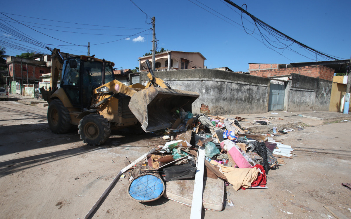Limpeza das ruas em São João de Meriti 

na foto- máquinas retirando os entulhos.
