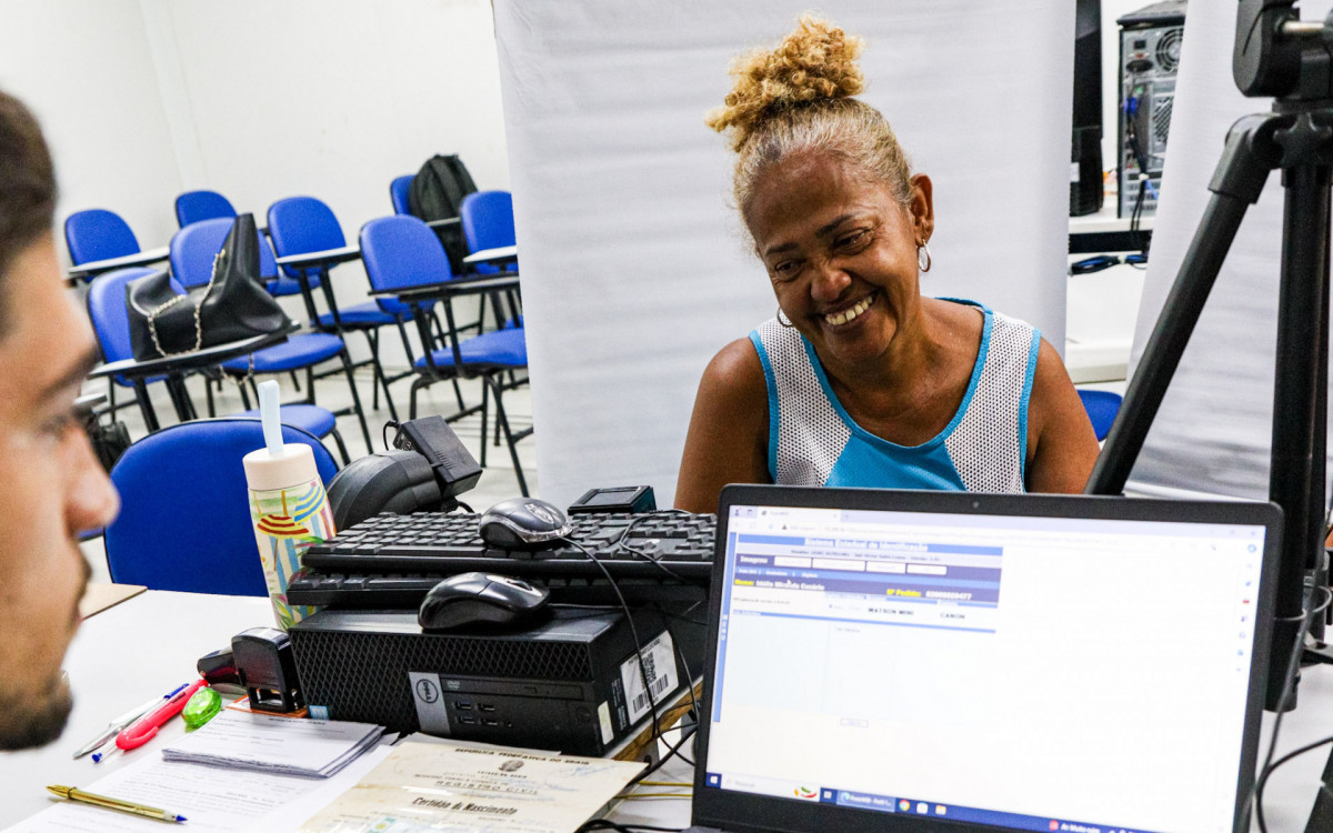 A emissão de documentos de identidade, com isenção de taxa para segunda via, está sendo oferecida