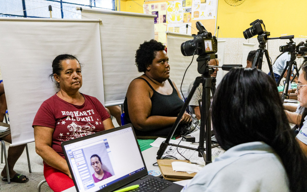 Pessoas s&atilde;o atendidas nos postos do programa "RJ Para Todos"
