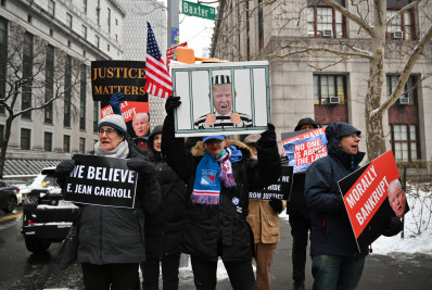 Trump retorna à Justiça em Nova York após vitória contundente nas primárias em Iowa