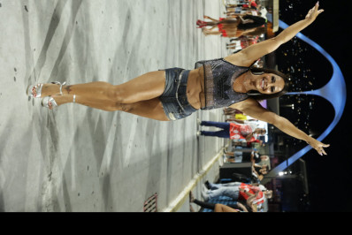 Viviane Araújo exibe os pernões em ensaio na Sapucaí