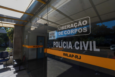 Ossada encontrada na Praia da Barra da Tijuca não é humana, aponta perícia