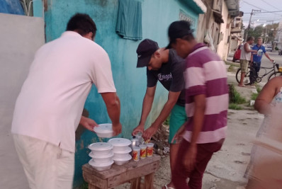 Inocentes de Belford Roxo distribui quentinhas para vítimas das enchentes no município