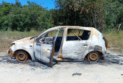 Corpo carbonizado dentro de carro na Restinga pode ser de morador de Niterói