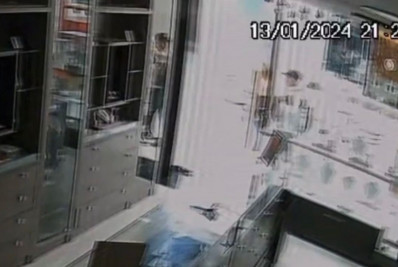 Vídeo: casal se abraça e troca carinhos antes de invasão e furto em joalheria