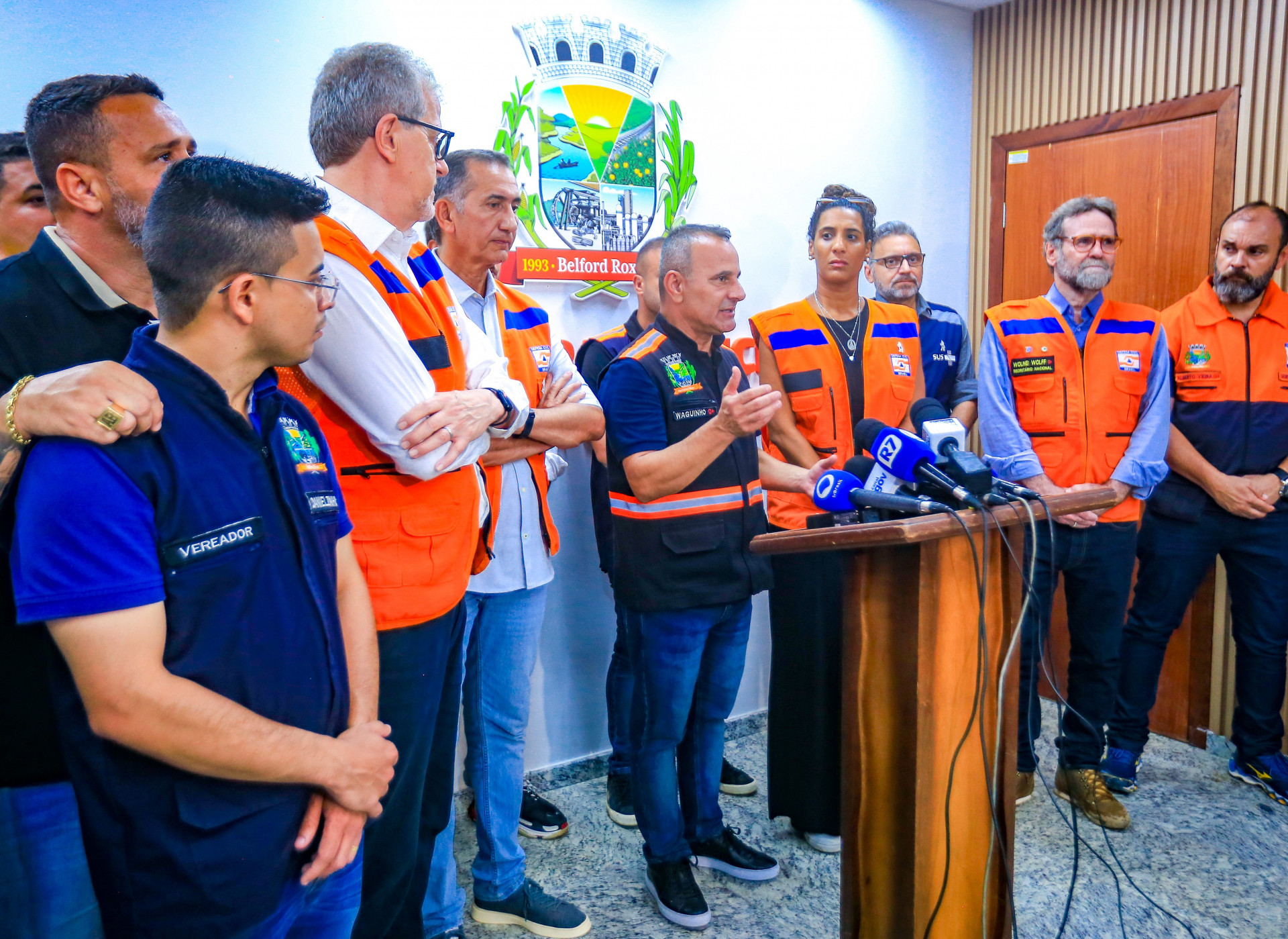 Durante a entrevista coletiva, o prefeito Waguinho destacou o apoio do Governo Federal para reconstruir a cidade - Rafael Barreto/PMBR