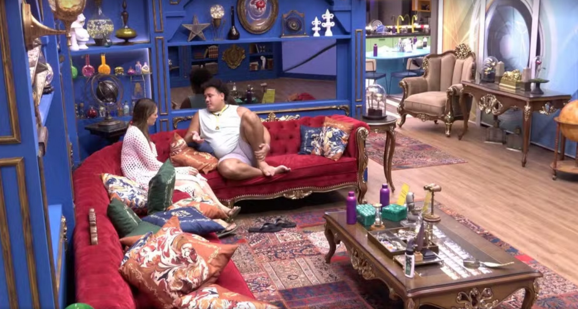 Beatriz e Lucas Henrique conversam na sala do 'BBB 24' - Reprodução de vídeo / TV Globo