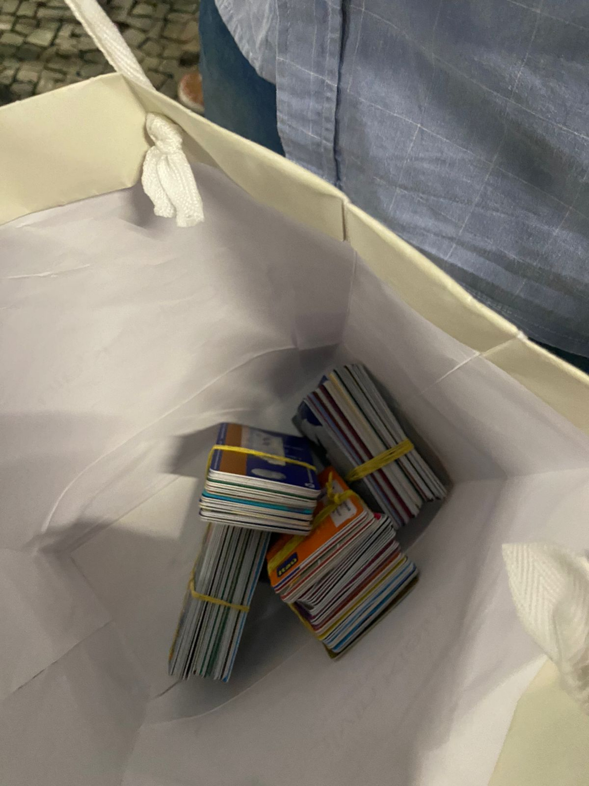 Foram encontrados 137 cartões de débito e crédito com o preso