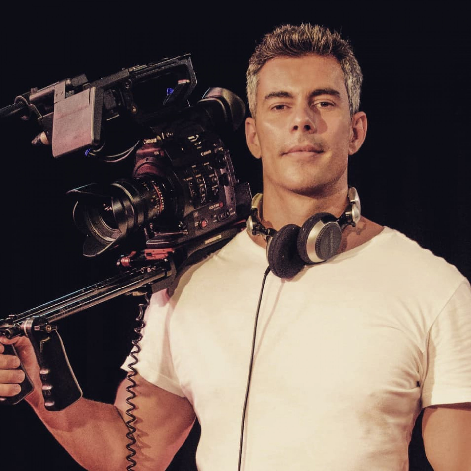 Ex-namorado de Amaury Lorenzo, Sérgio Lobato é jurado das escolas de samba de Carnaval de Vitória, no Espírito Santo, e diretor de cinema - Reprodução / Instagram