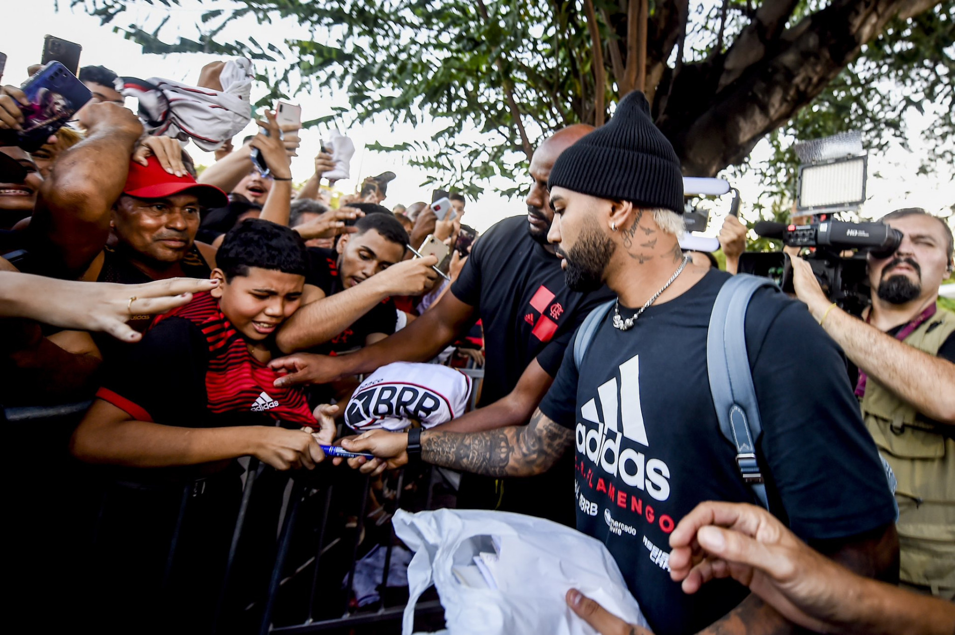 Gabigol retribuiu carinho dos torcedores do Flamengo no hotel em Manaus - Divulgação/Flamengo