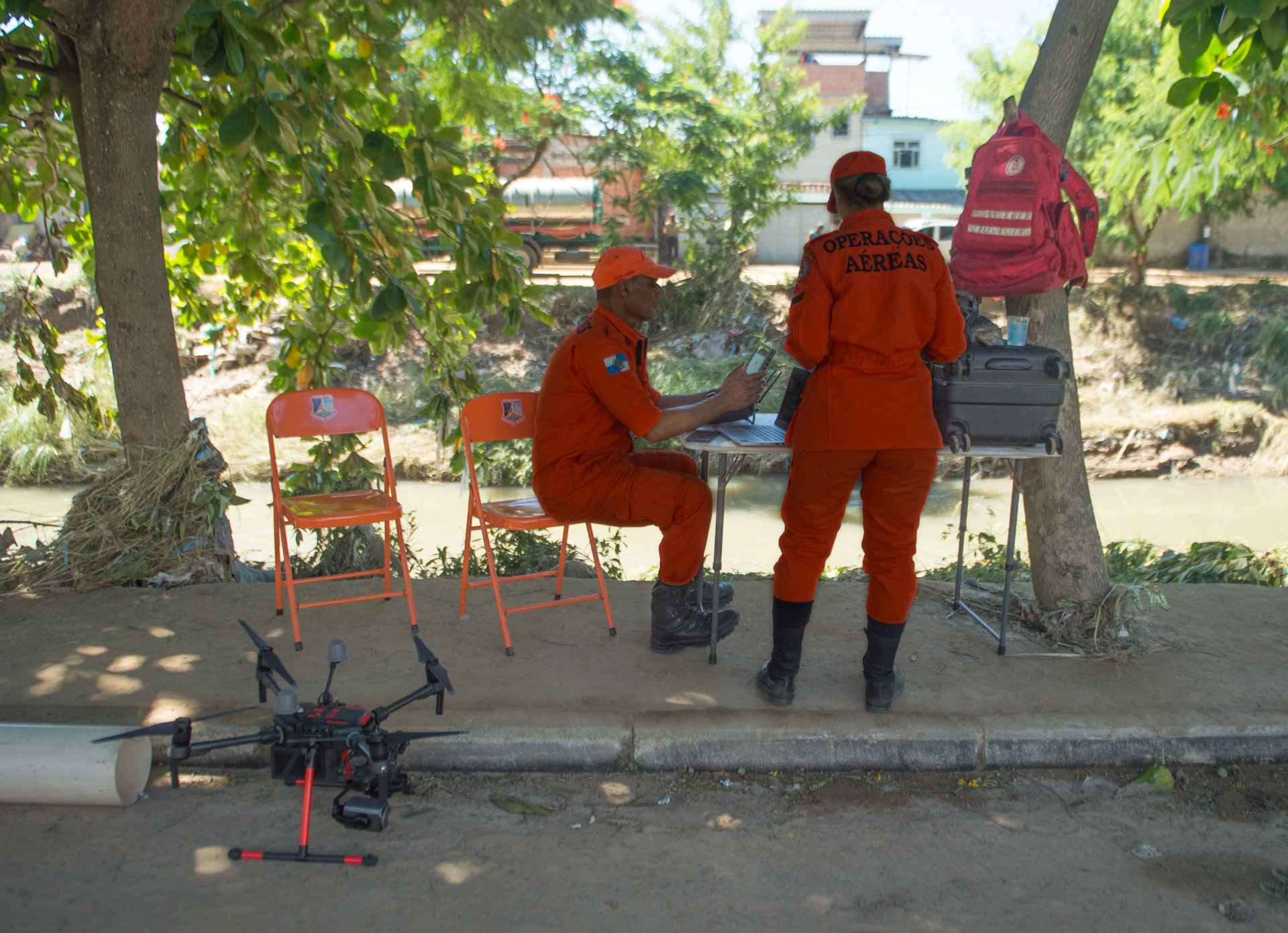 Bombeiros buscam mulher que desapareceu ap&oacute;s o carro em que estava cair no Rio Botas, em Belford Roxo; cidade est&aacute; em estado de emerg&ecirc;ncia  - Armando Paiva/Ag&ecirc;ncia O Dia                         