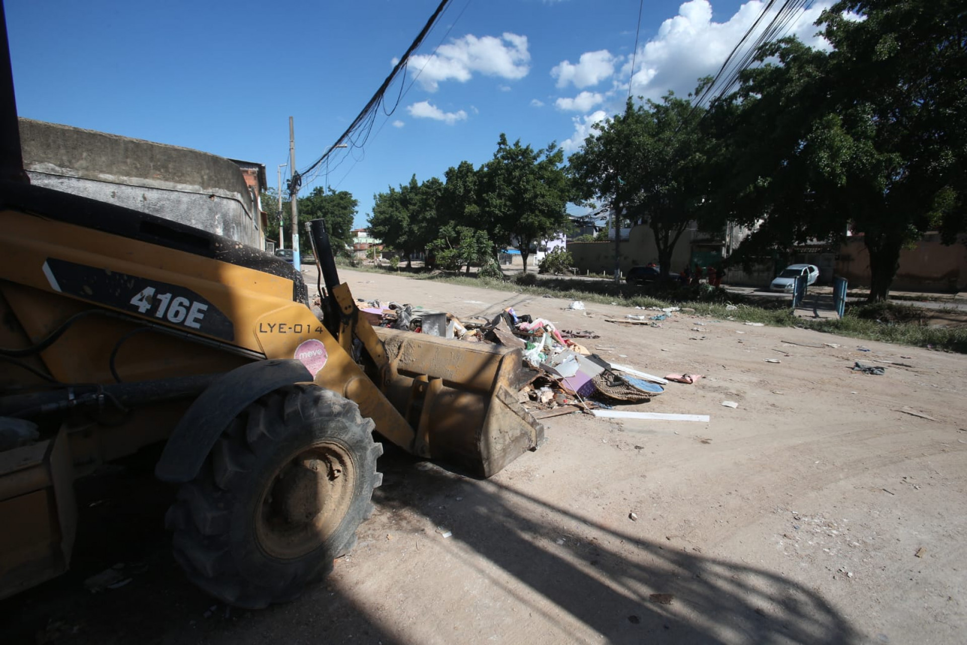 Lixos são retirados de ruas de São João de Meriti nesta terça-feira (16) após temporal do final de semana; cidade teve seu estado de emergência reconhecido pelo Governo Federal - Cleber Mendes / Agência O Dia