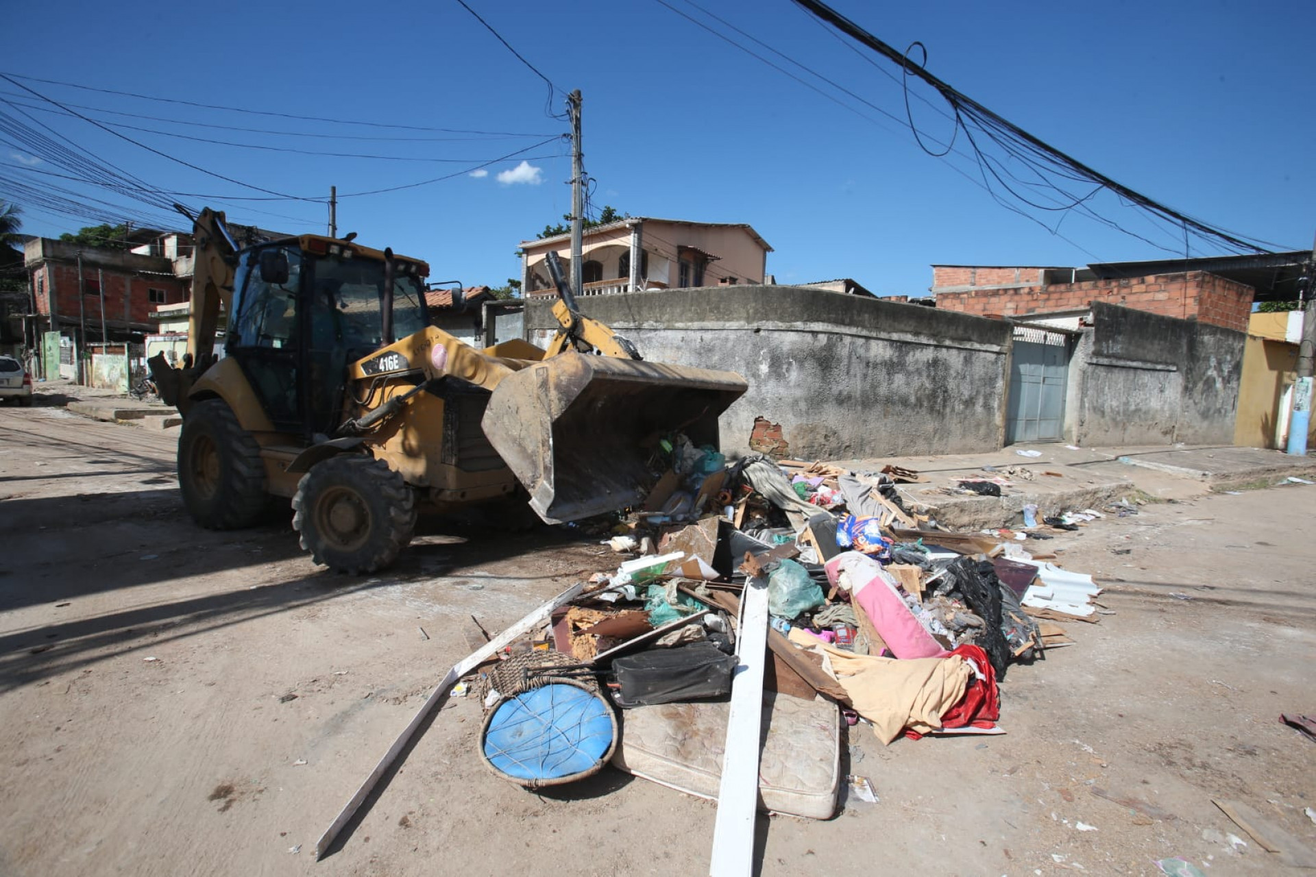 Lixos são retirados de ruas de São João de Meriti nesta terça-feira (16) após temporal do final de semana; cidade teve seu estado de emergência reconhecido pelo Governo Federal - Cleber Mendes / Agência O Dia