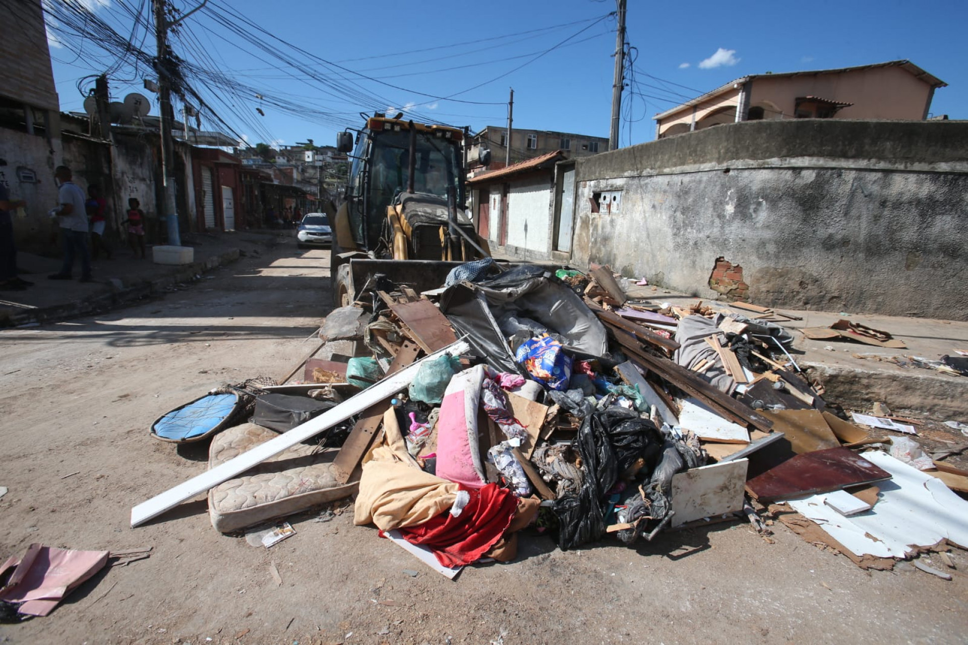Lixos são retirados de ruas de São João de Meriti nesta terça-feira (16) após temporal do final de semana; cidade teve seu estado de emergência reconhecido pelo Governo Federal - Cleber Mendes / Agência O Dia
