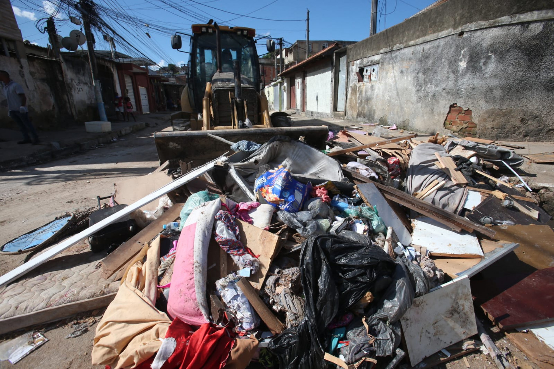 Lixos s&atilde;o retirados de ruas de S&atilde;o Jo&atilde;o de Meriti nesta ter&ccedil;a-feira (16)  - Cleber Mendes / Ag&ecirc;ncia O Dia