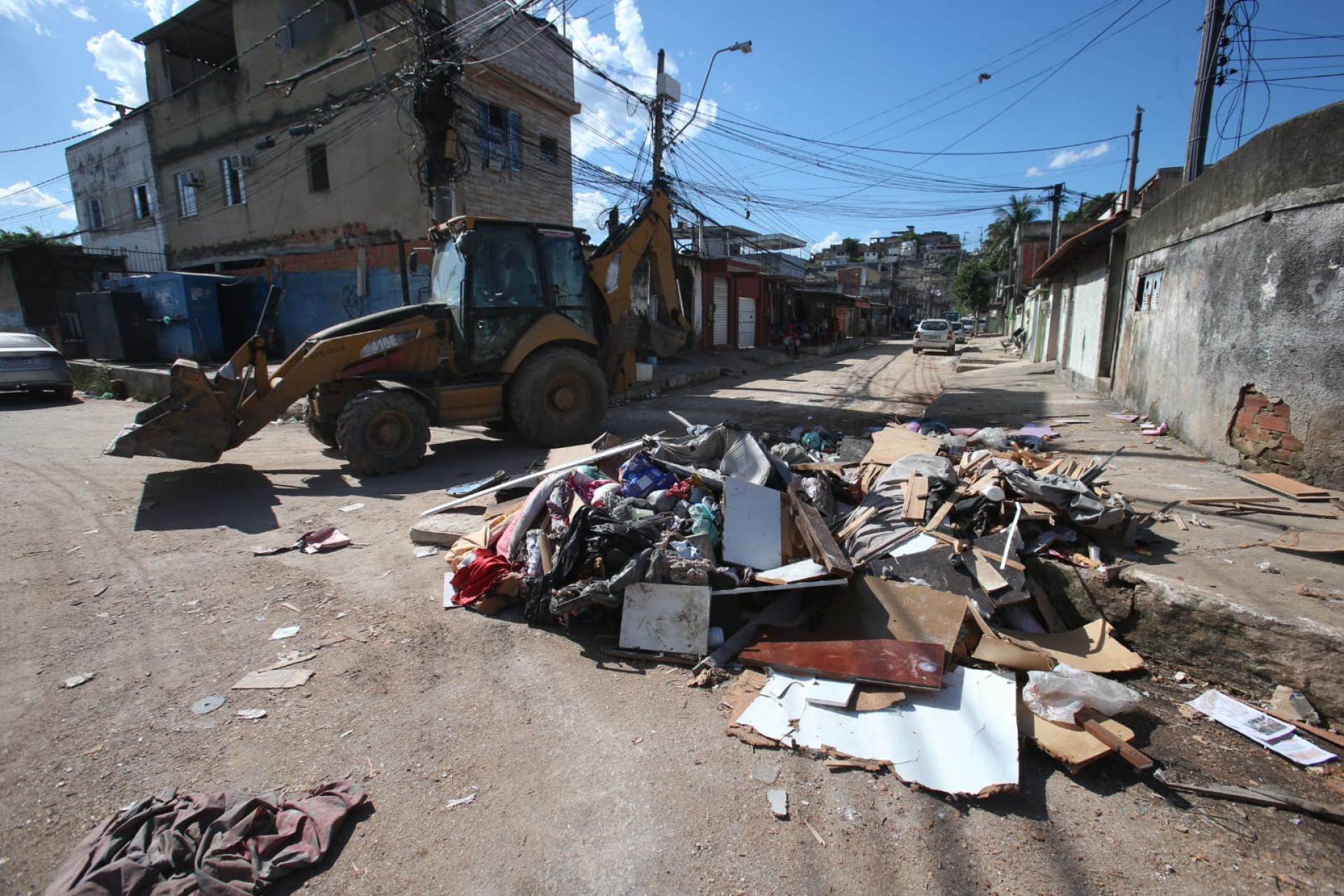 Lixos são retirados de ruas de São João de Meriti nesta terça-feira (16) após temporal do final de semana; cidade teve seu estado de emergência reconhecido pelo Governo Federal - Cleber Mendes / Agência O Dia