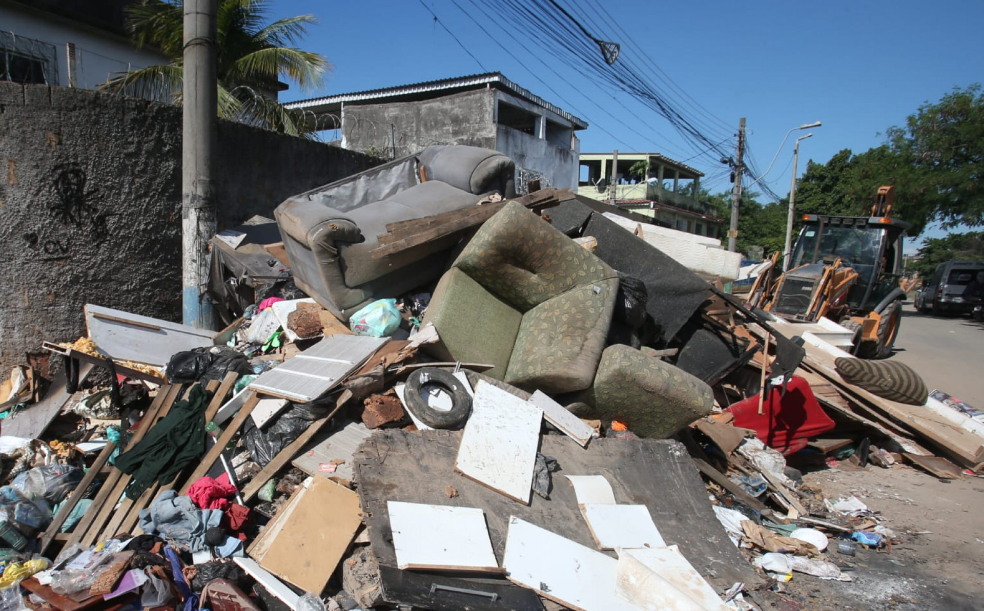 Lixos são retirados de ruas de São João de Meriti nesta terça-feira (16) após temporal do final de semana; cidade teve seu estado de emergência reconhecido pelo Governo Federal - Cleber Mendes / Agência O Dia