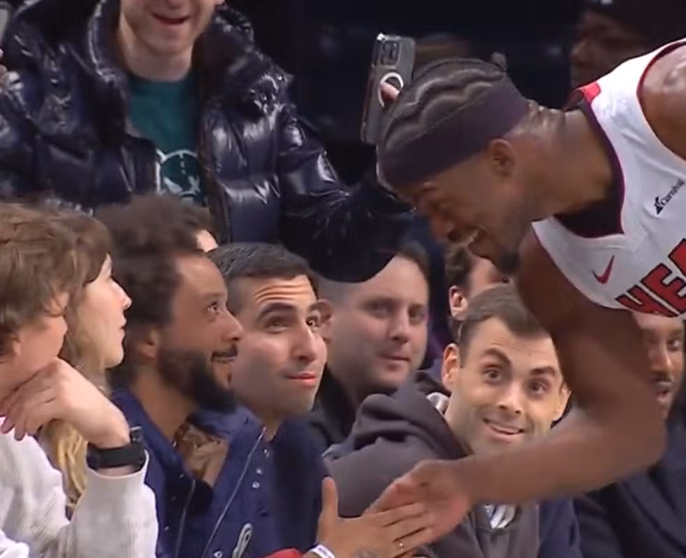 Vídeo: astro da NBA, Jimmy Butler cumprimenta Marcelo em jogo da NBA