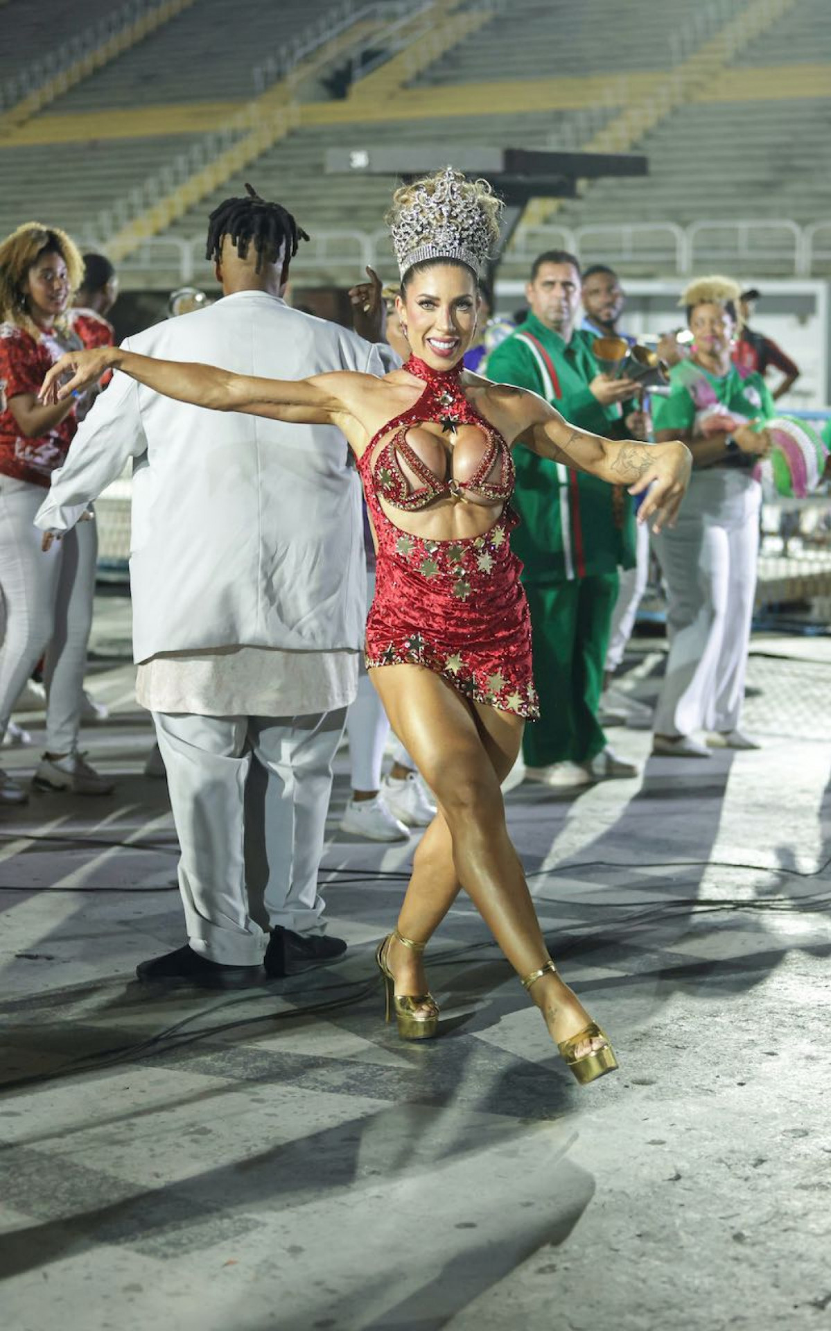 Tati Minerato, rainha de bateria da Unidos do Porto da Pedra