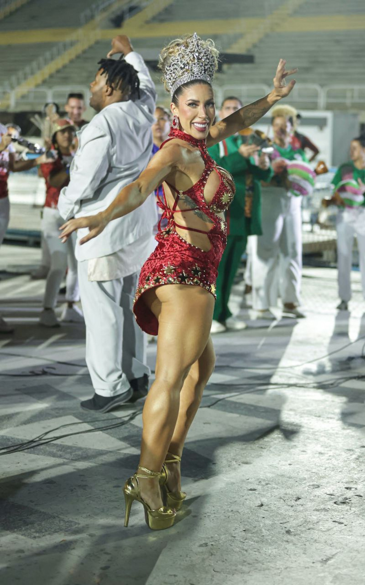 Tati Minerato, rainha de bateria da Unidos do Porto da Pedra