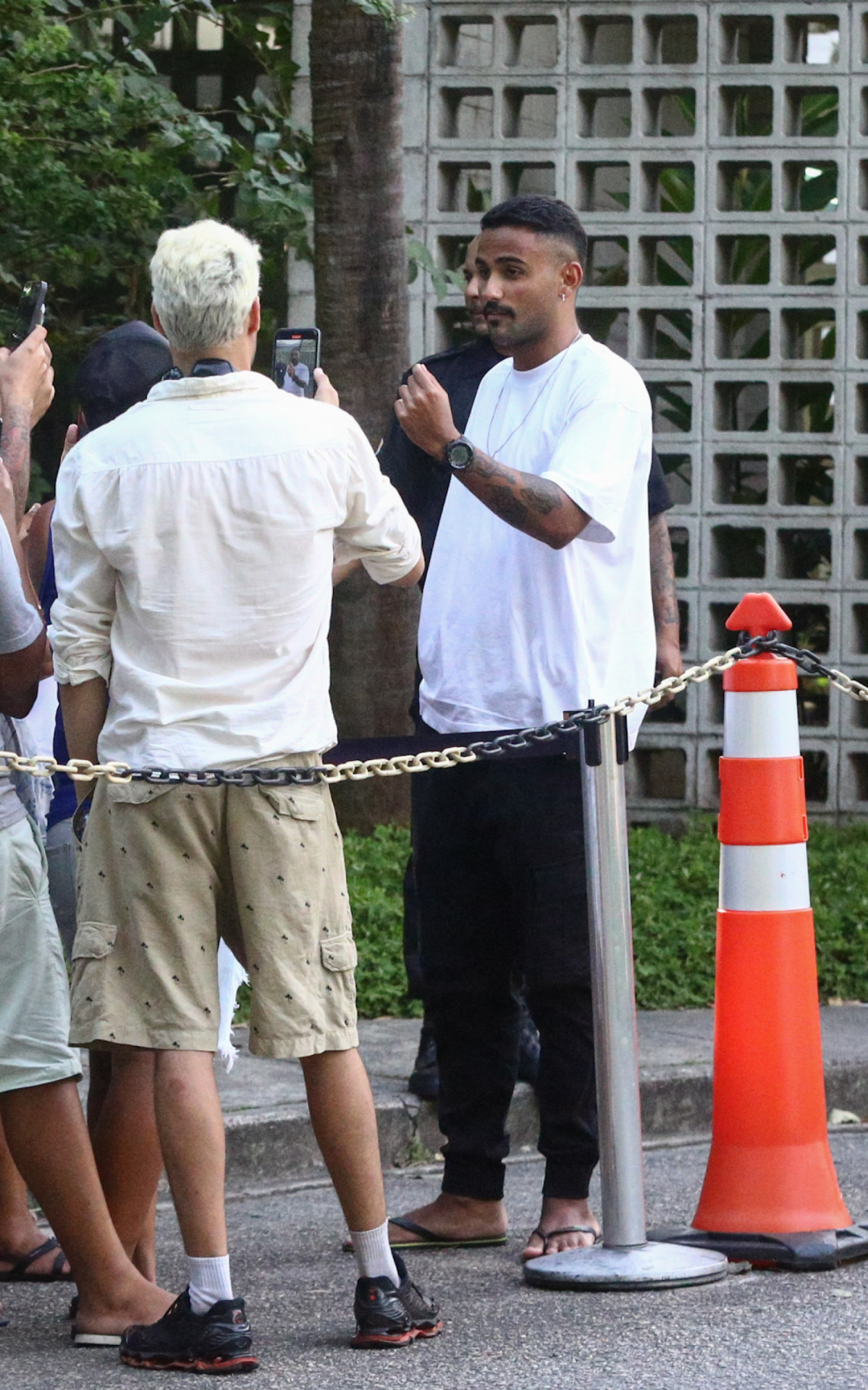 Lucas Pizane é surpreendido por fãs na porta da Globo - Bento/Agnews