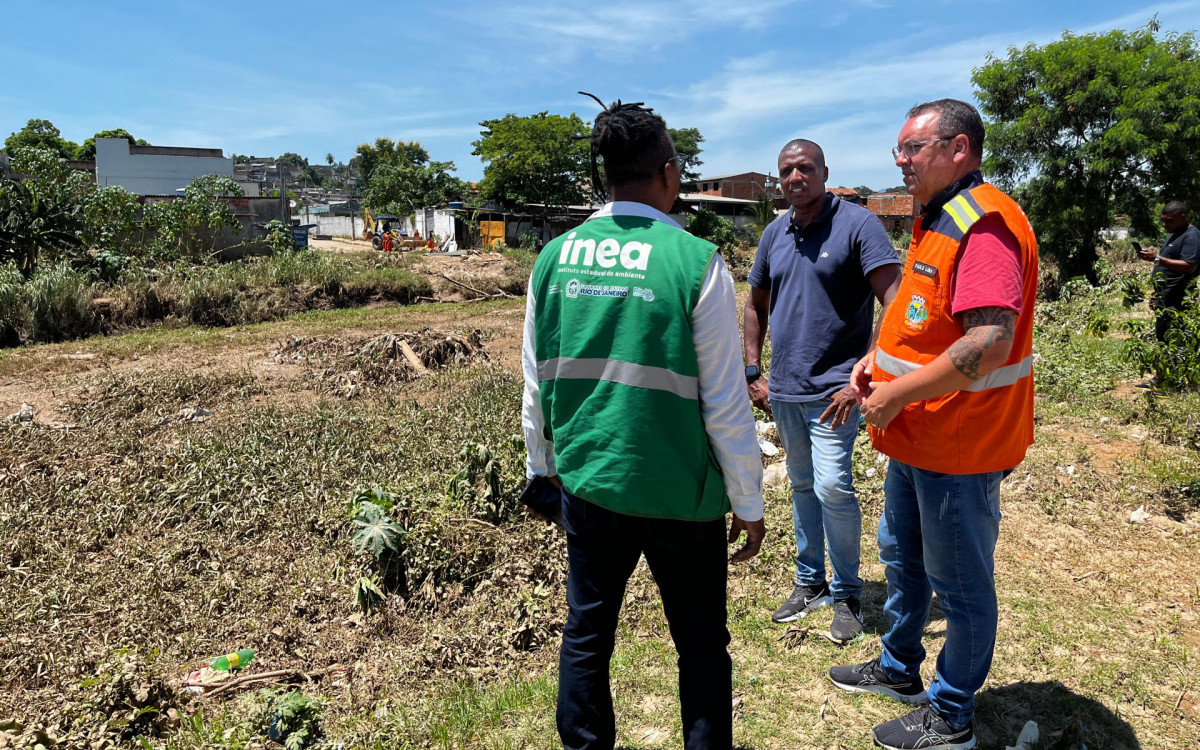 Paulo Sérgio Luna e Adriano Carmo relatam os problemas do Rio Botas ao engenheiro do Inea