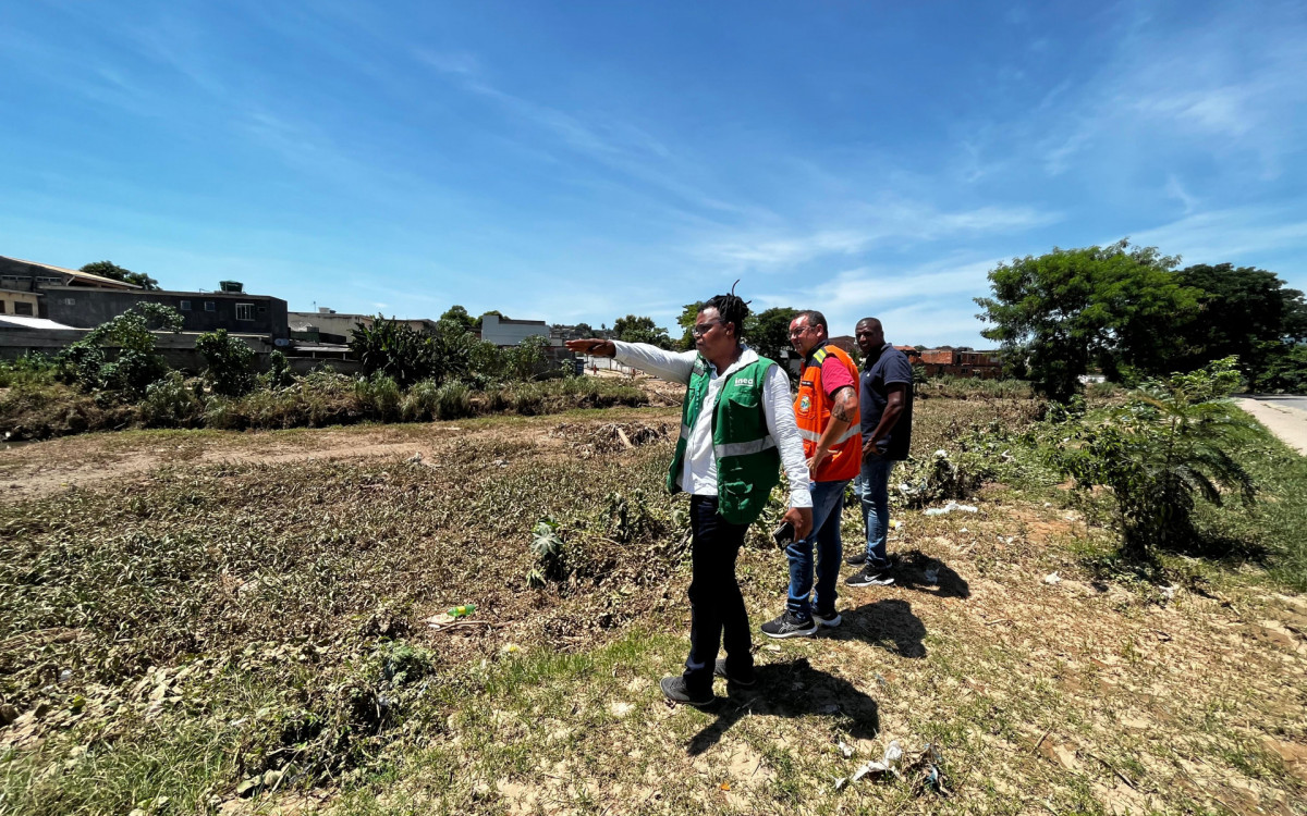 O engenheiro do Inea, Ricardo Ferreira, apontou alguns problemas no Rio Botas e propõe plano de redução de riscos