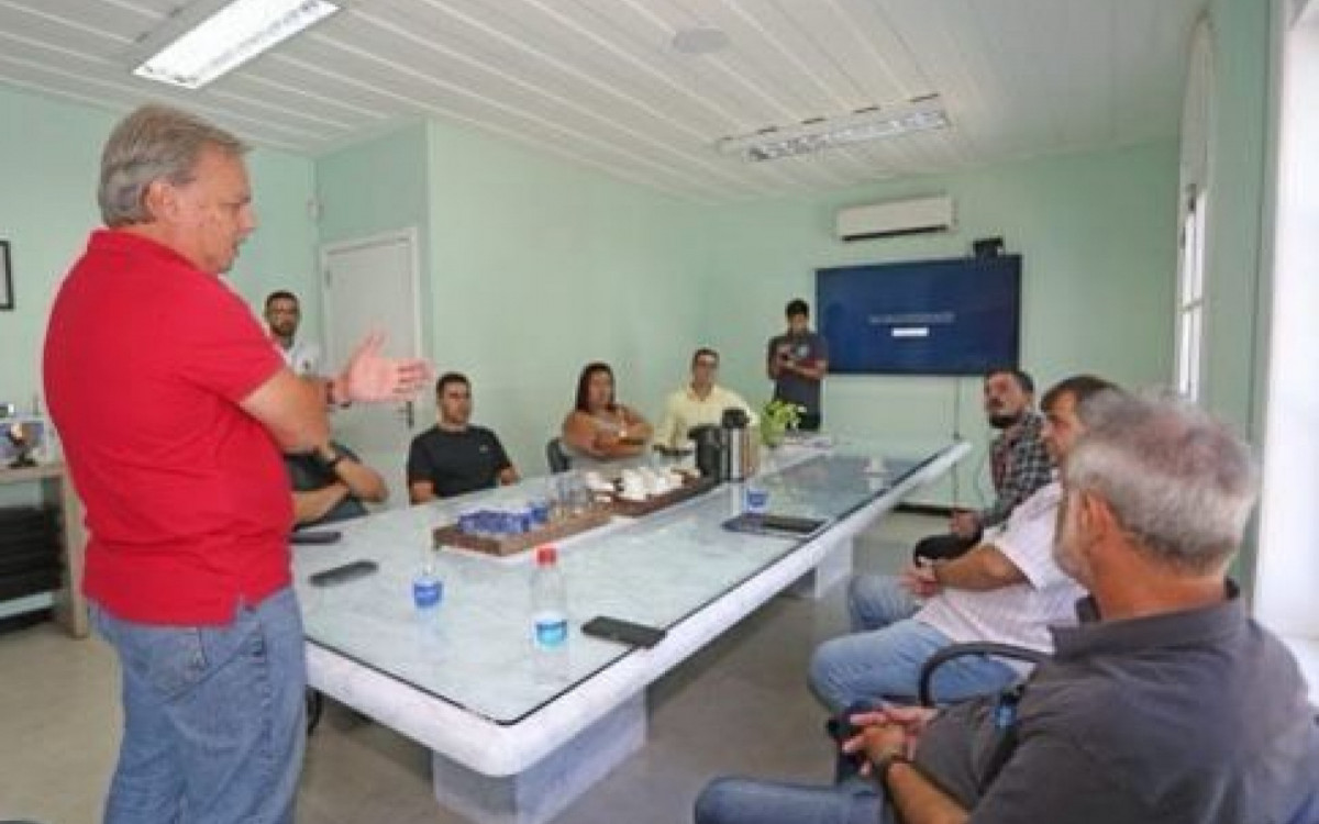 Prefeito Alexandre Martins (REP) em reunião com representantes da Enel