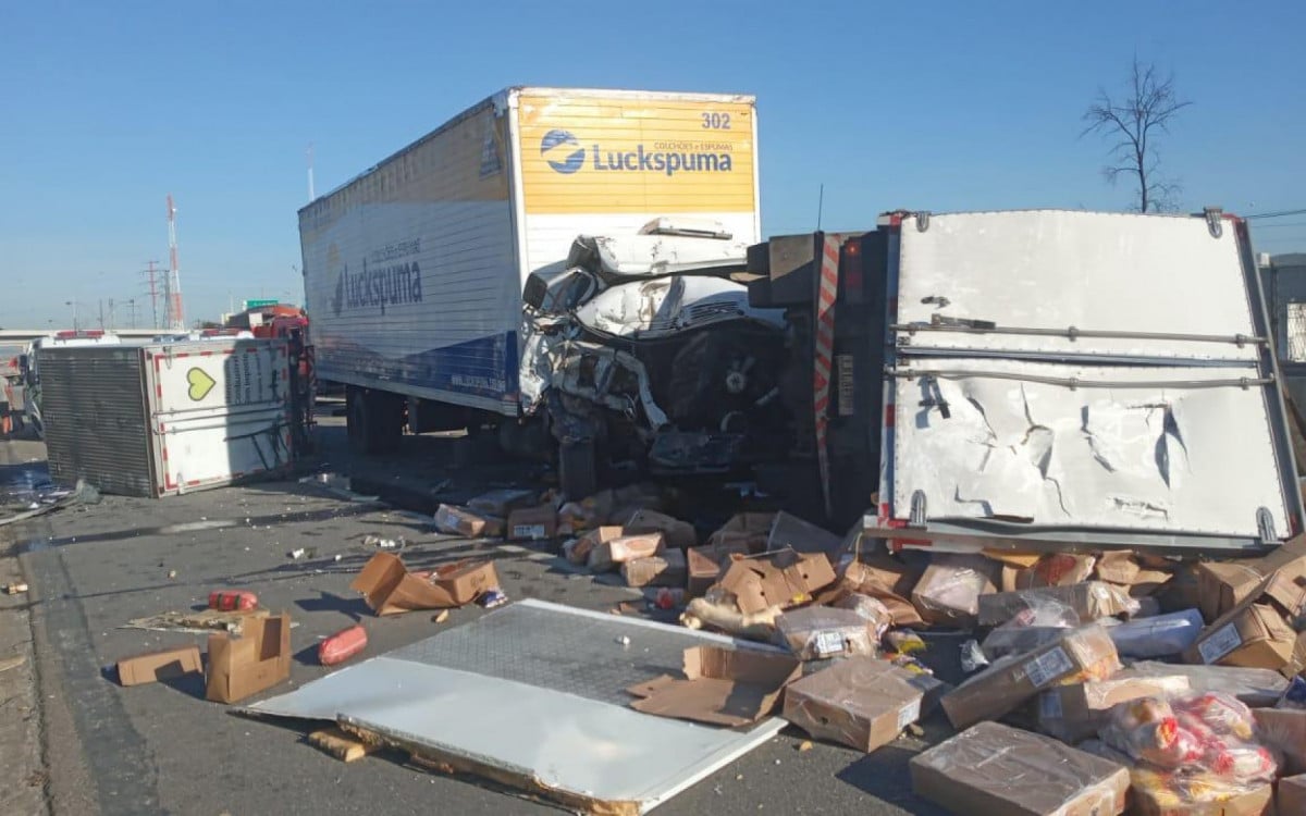 No acidente, dois caminhões de pequeno porte tombaram na pista sentido Rio
 - Divulgação / PRF