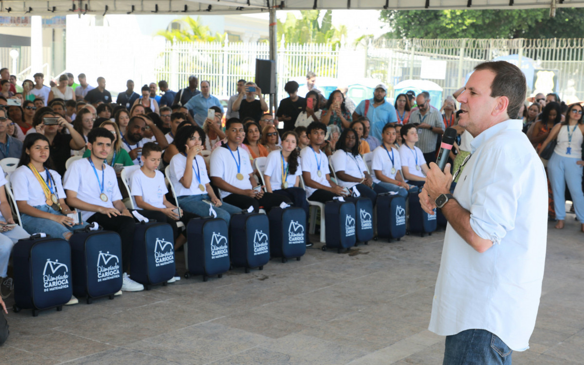 O prefeito Eduardo Paes discursa para os estudantes