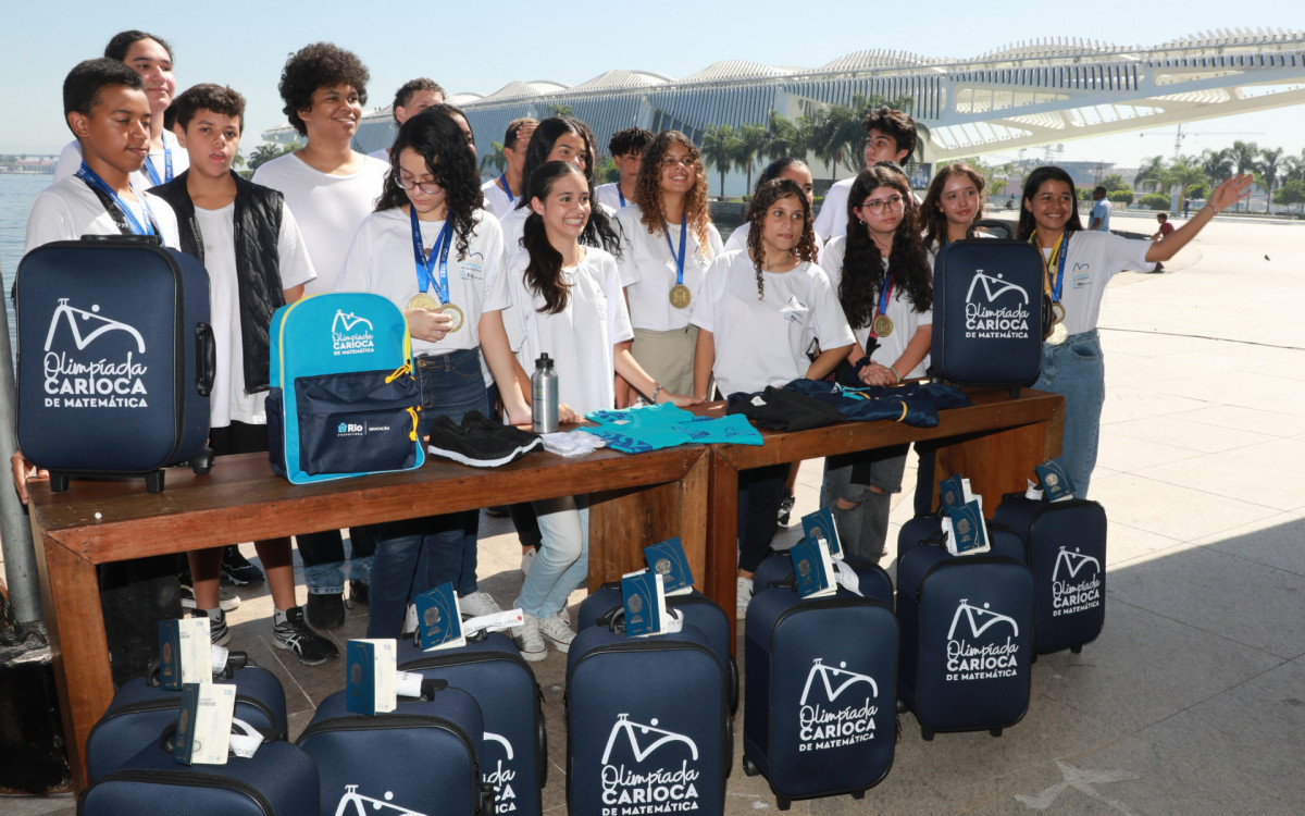 Alunos com os kits recebidos para a viagem