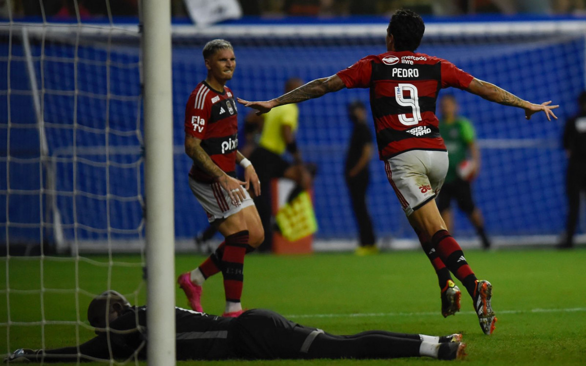 Pedro e Varela na vitória do Flamengo sobre o Audax