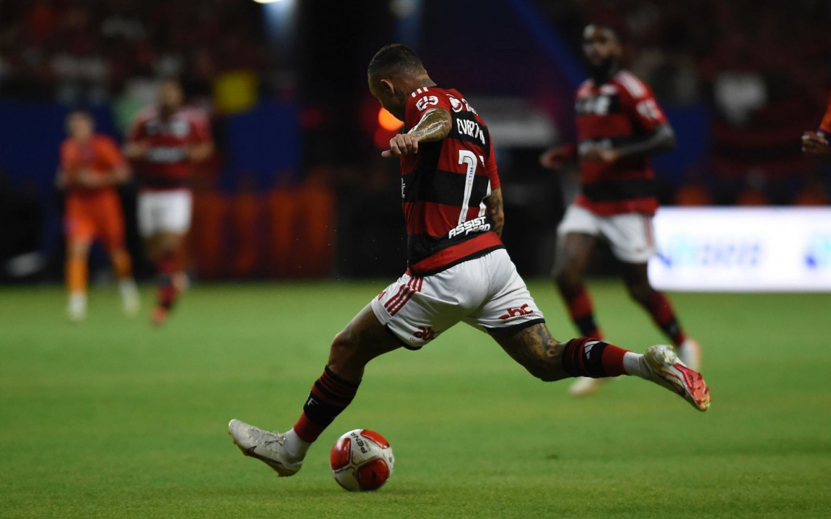 Momento em Everton Cebolinha arma a finalização para ampliar a vitória do Flamengo sobre o Audax 