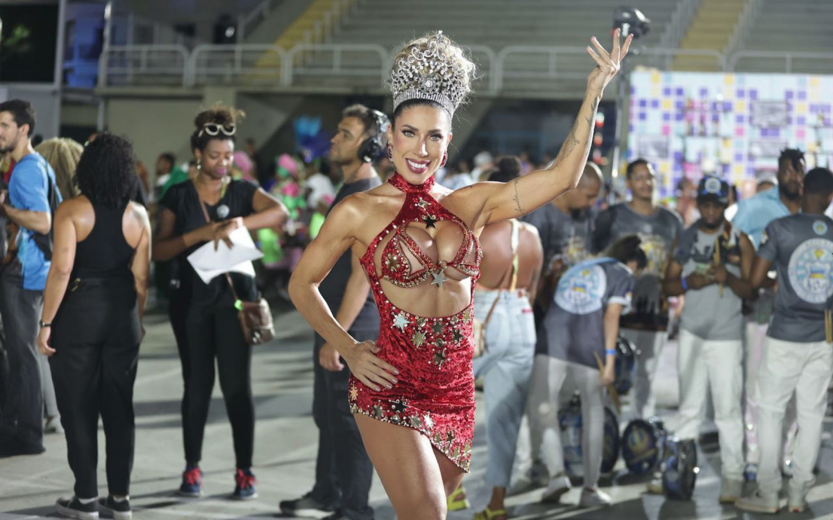 Tati Minerato, rainha de bateria da Unidos do Porto da Pedra