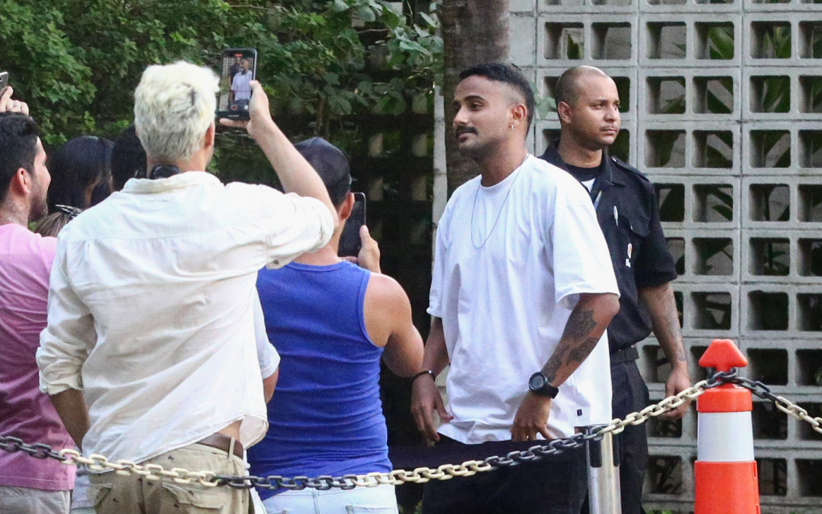 Lucas Pizane é surpreendido por fãs na porta da Globo - Bento/Agnews