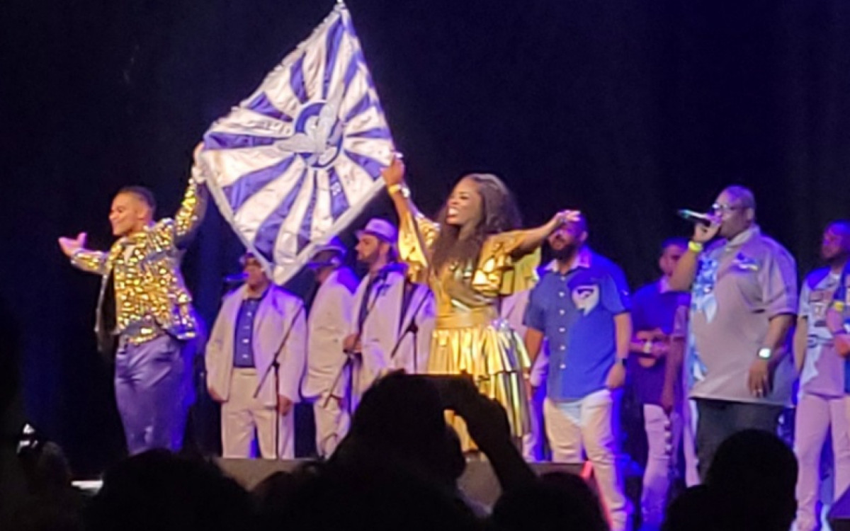 A sambista e portelense Teresa Cristina capitaneou e produziu todo o show do centen&aacute;rio