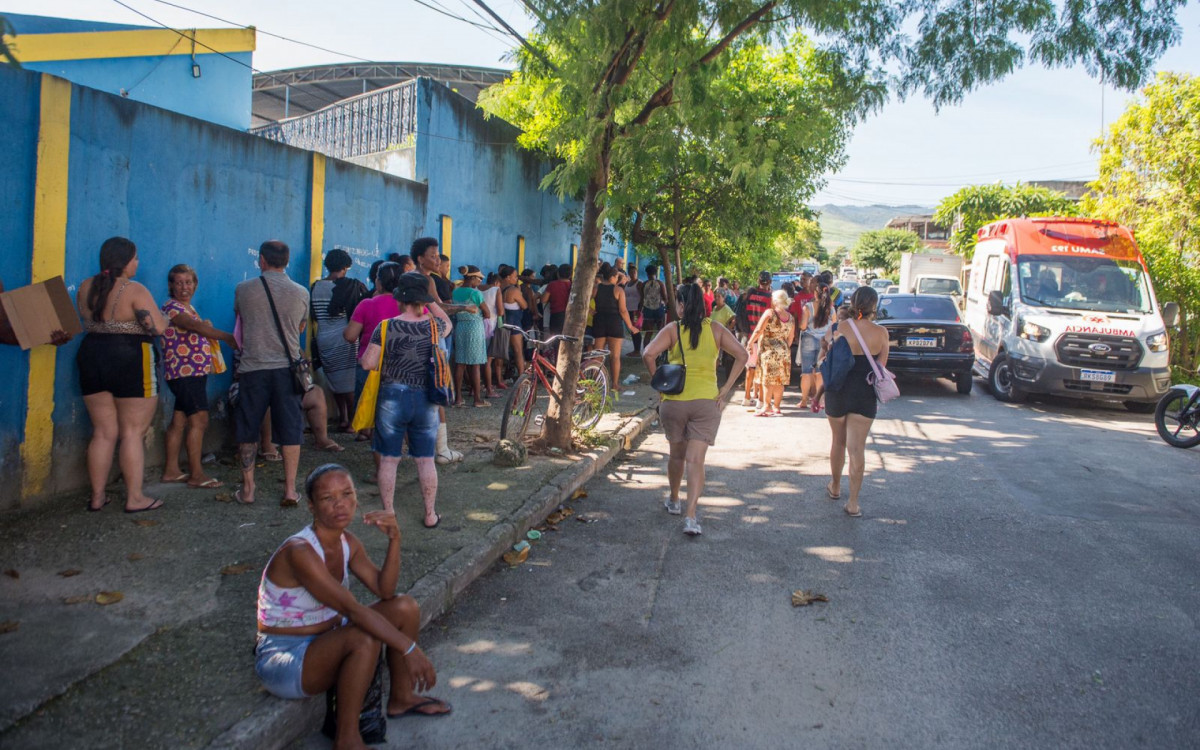 Fila para realizar cadastramento de benefício sociais em Nova Iguaçu