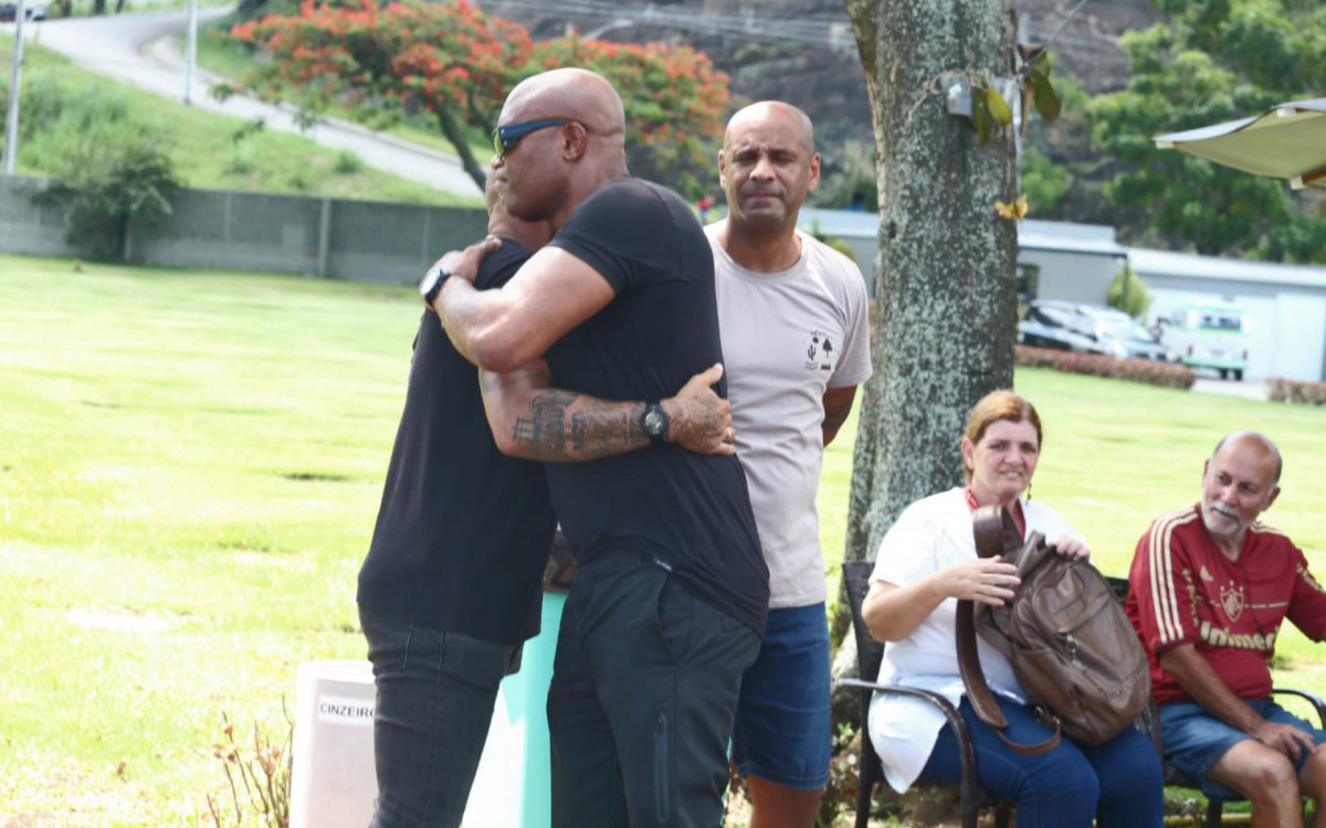 O ex-lutador de MMA Anderson Silva compareceu à cerimônia de despedida e deixou o local pouco antes do sepultamento
