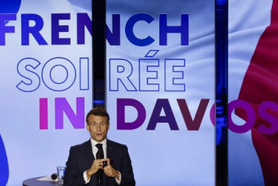 Não é bom para Europa depender totalmente dos EUA em certas cadeias, diz Macron em Davos