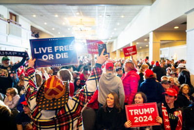 Trump chega a New Hampshire para comício das primárias e é recebido com festa por eleitores