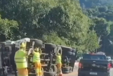 Caminhão tomba na Rio-Santos em Mangaratiba