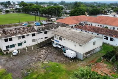 Temporal destelha hospital em São Vicente, no Rio Grande do Sul 