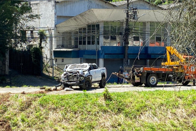 Carro cai em rio na Av. Barão do Rio Branco, no Retiro