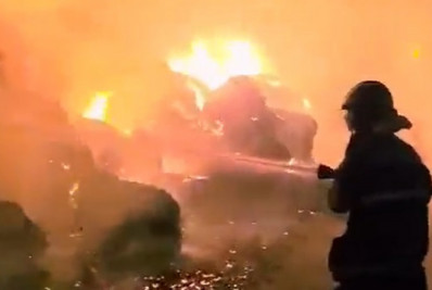 Incêndio de grandes proporções atinge galpão em Itaquaquecetuba Região Metropolitana de São Paulo; veja vídeo