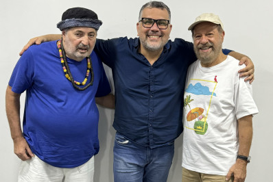 João Bosco visita barracão do Paraíso do Tuiuti