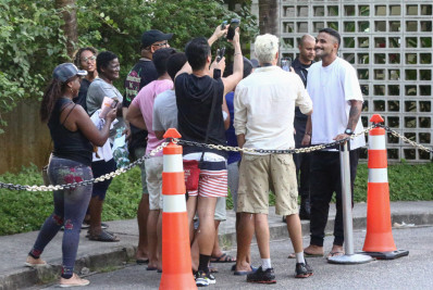 BBB 24: Lucas Pizane recebe fãs na porta dos Estúdios Globo, no Rio