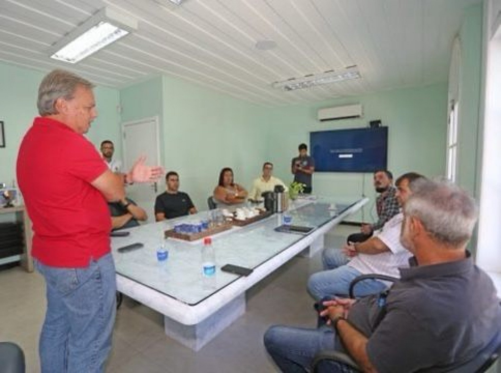 Prefeito Alexandre Martins (REP) em reunião com representantes da Enel - Divulgação/ Ascom