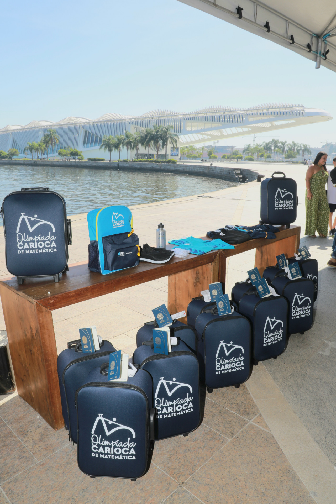Os kits recebidos pelos estudantes que se destacaram na Olimpíada Carioca de Matemática