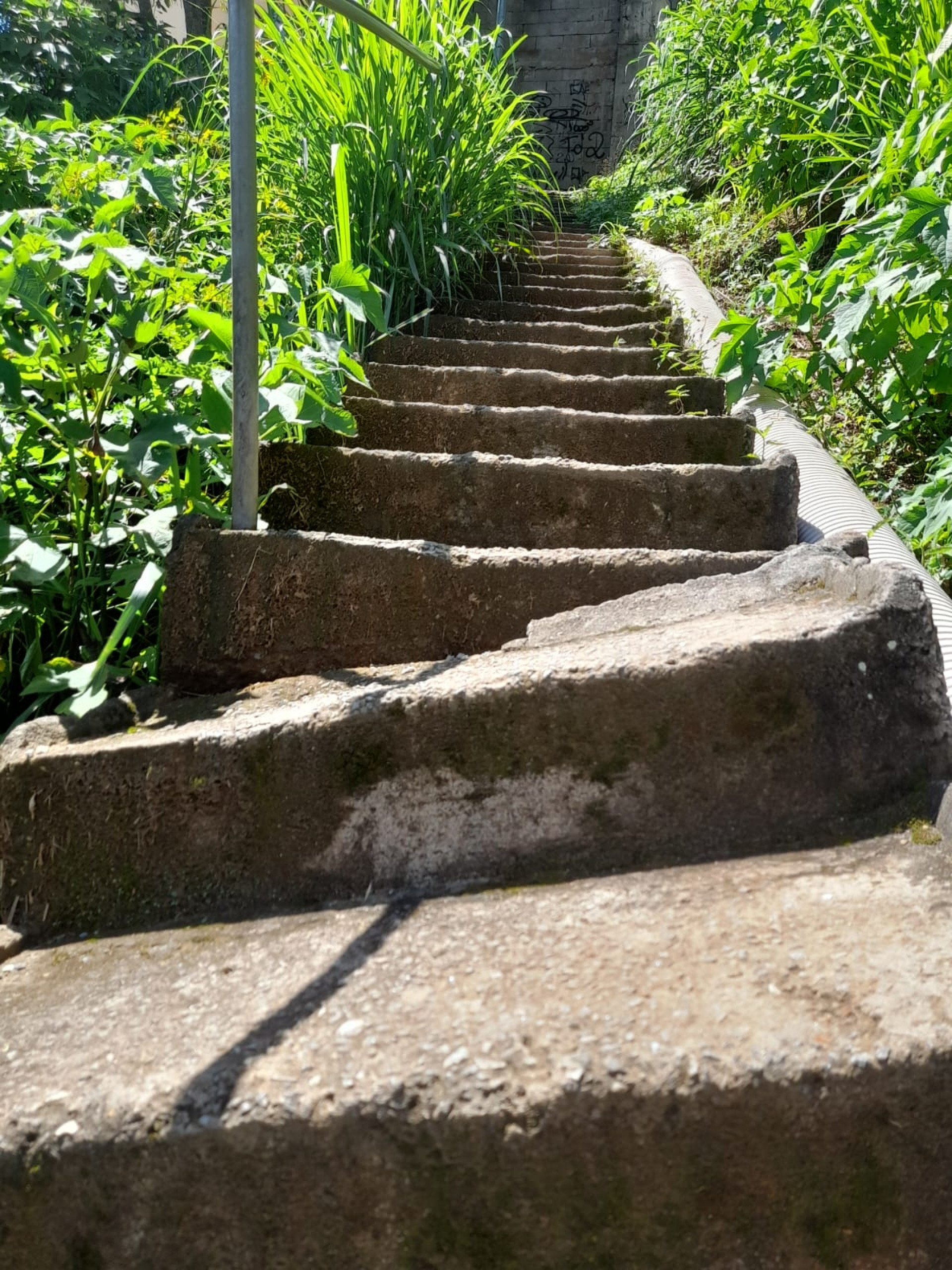 Escada estaca cedendo e tombando.